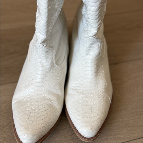Coconuts by Matisse White Textured Heeled Cowboy Western Boots - Picture 4 of 5